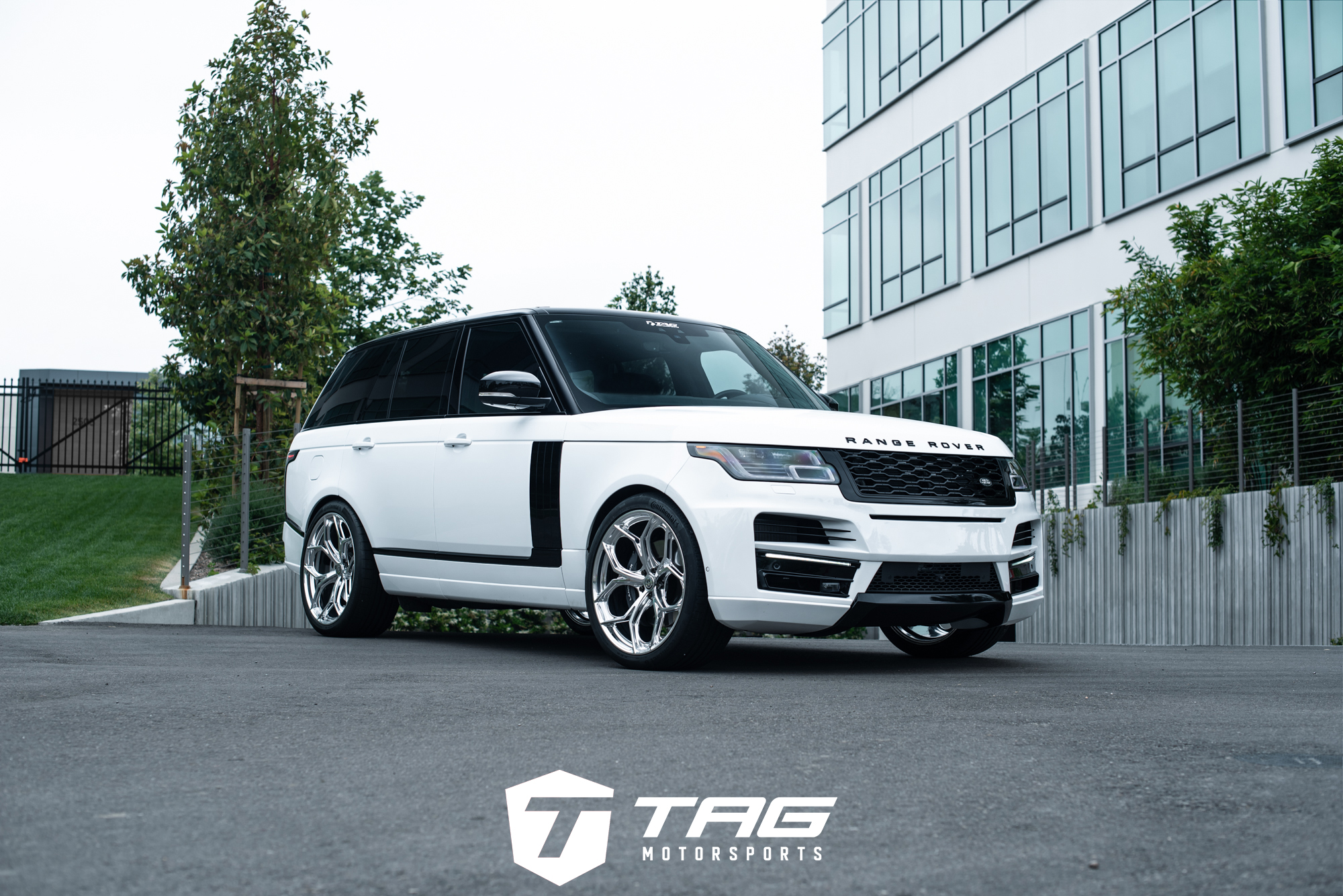 18' Startech Range Rover Full-Size on HRE P111SC