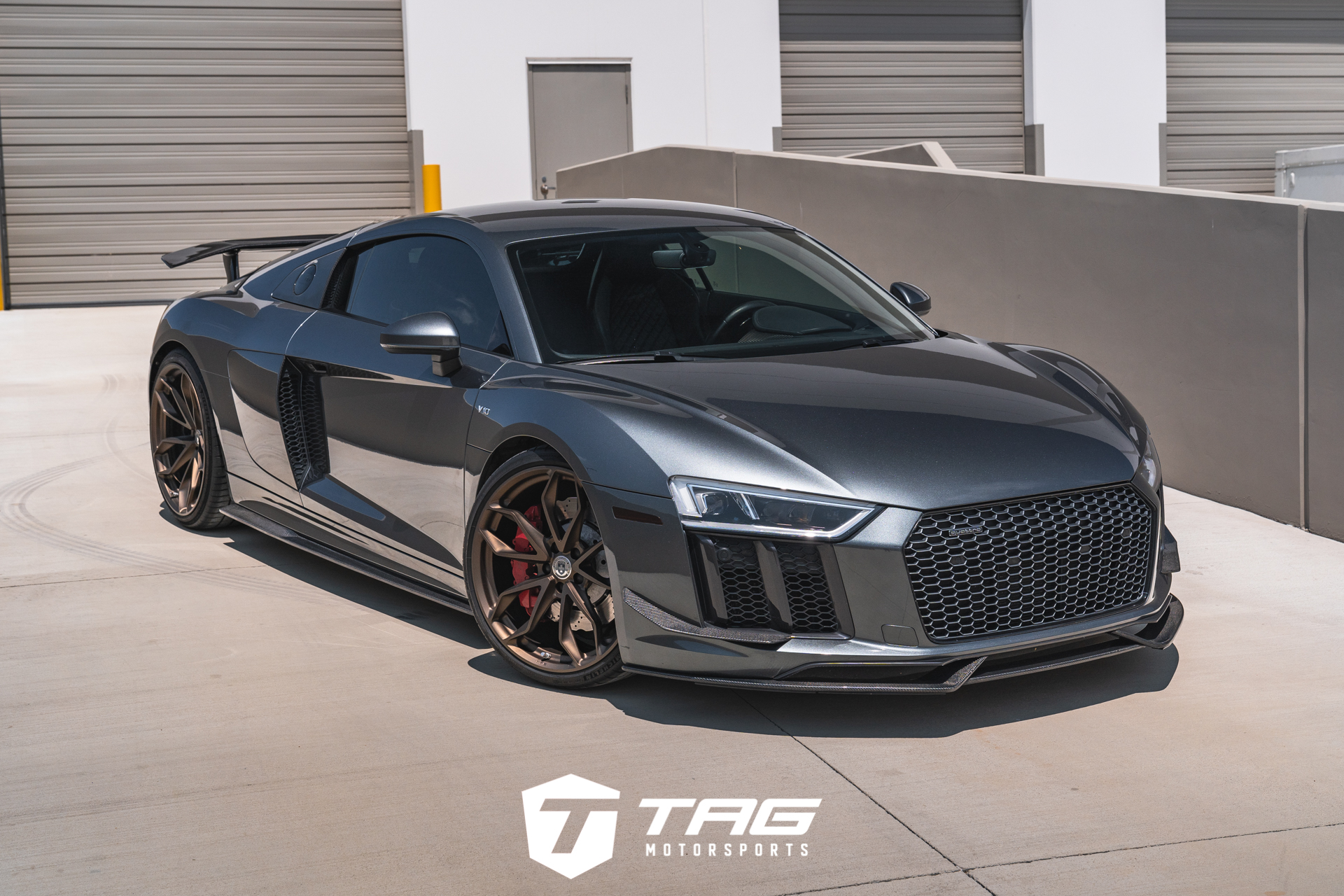 R8 V10 on HRE P201 Wheels