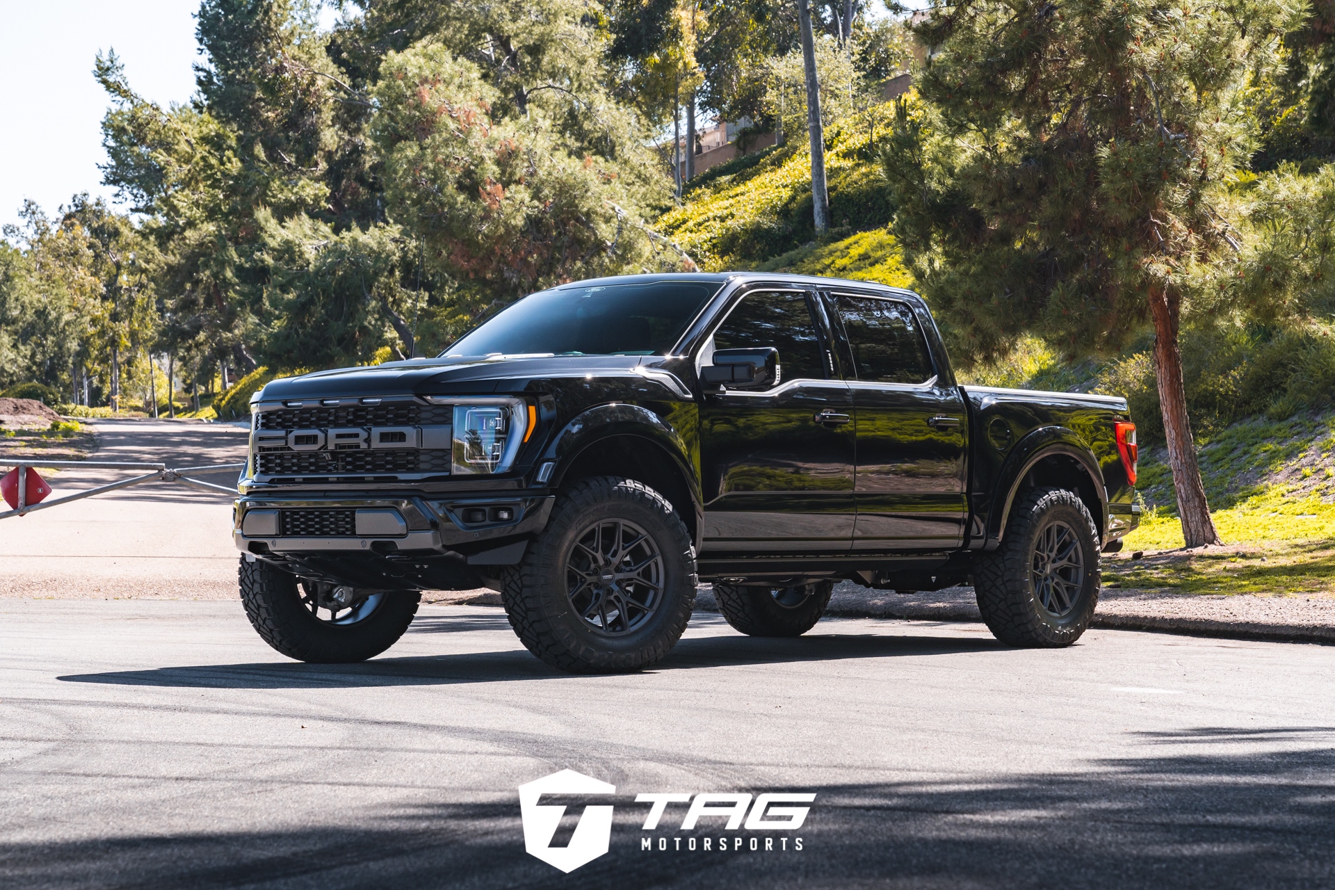 Raptor with AMP Steps on Vossen HF6-4 Wheels