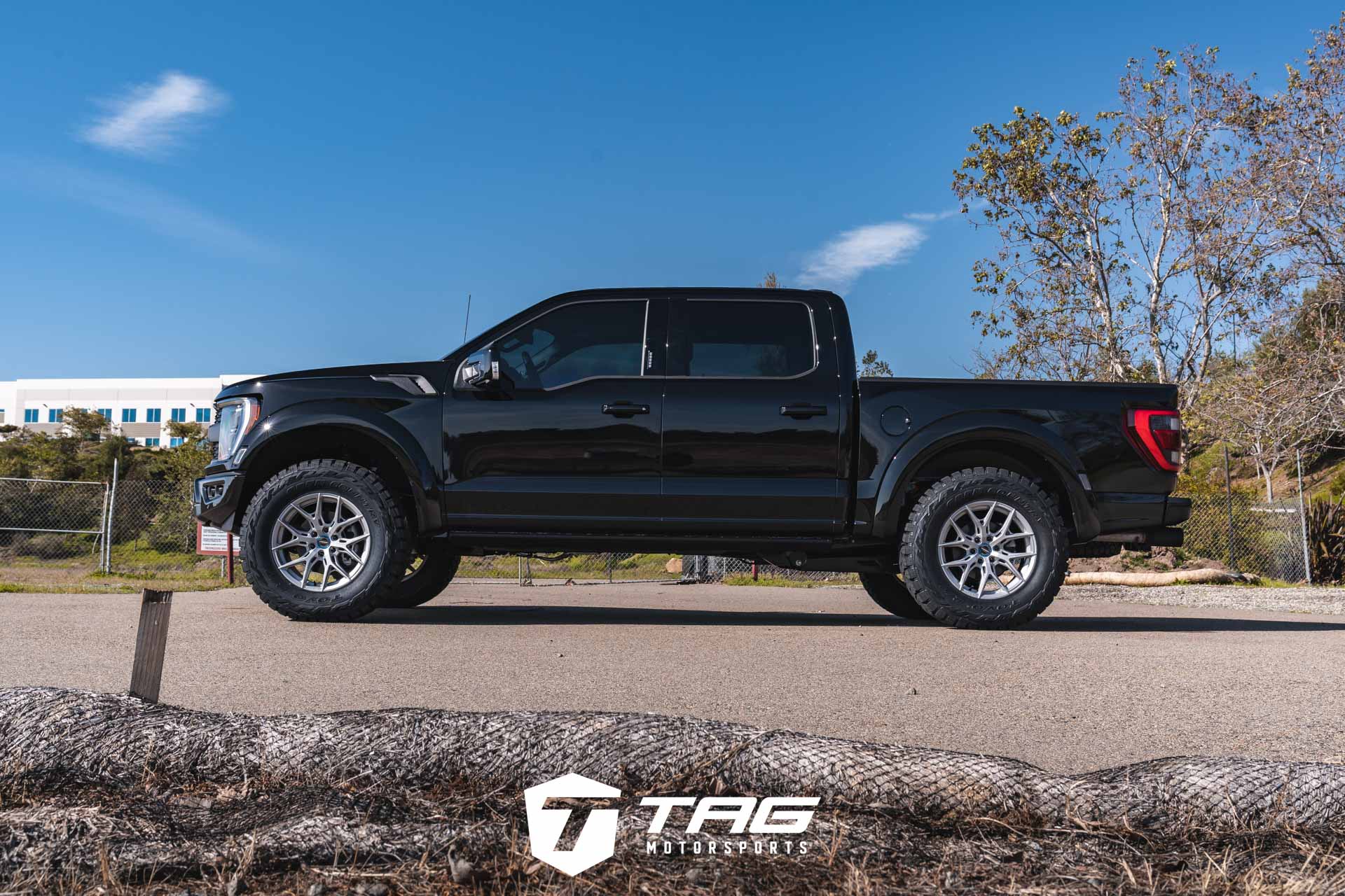 Raptor with AMP Steps on Vossen HF6-4 Wheels