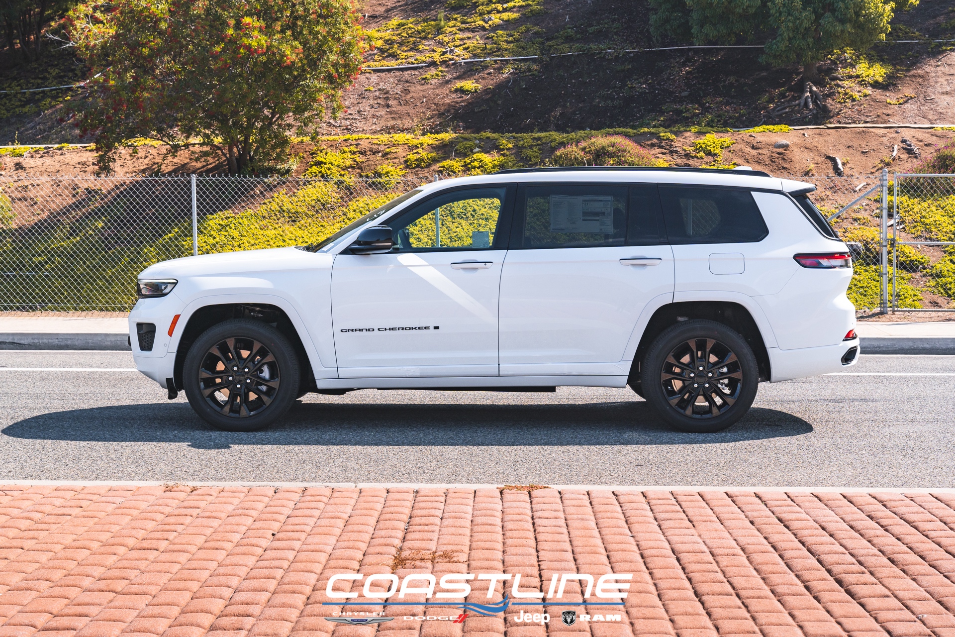 Grand Cherokee L Overland with Blackout