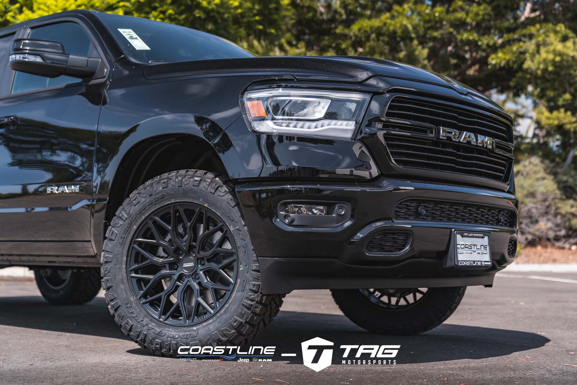 1500 Laramie on Vossen HF6-3 Wheels