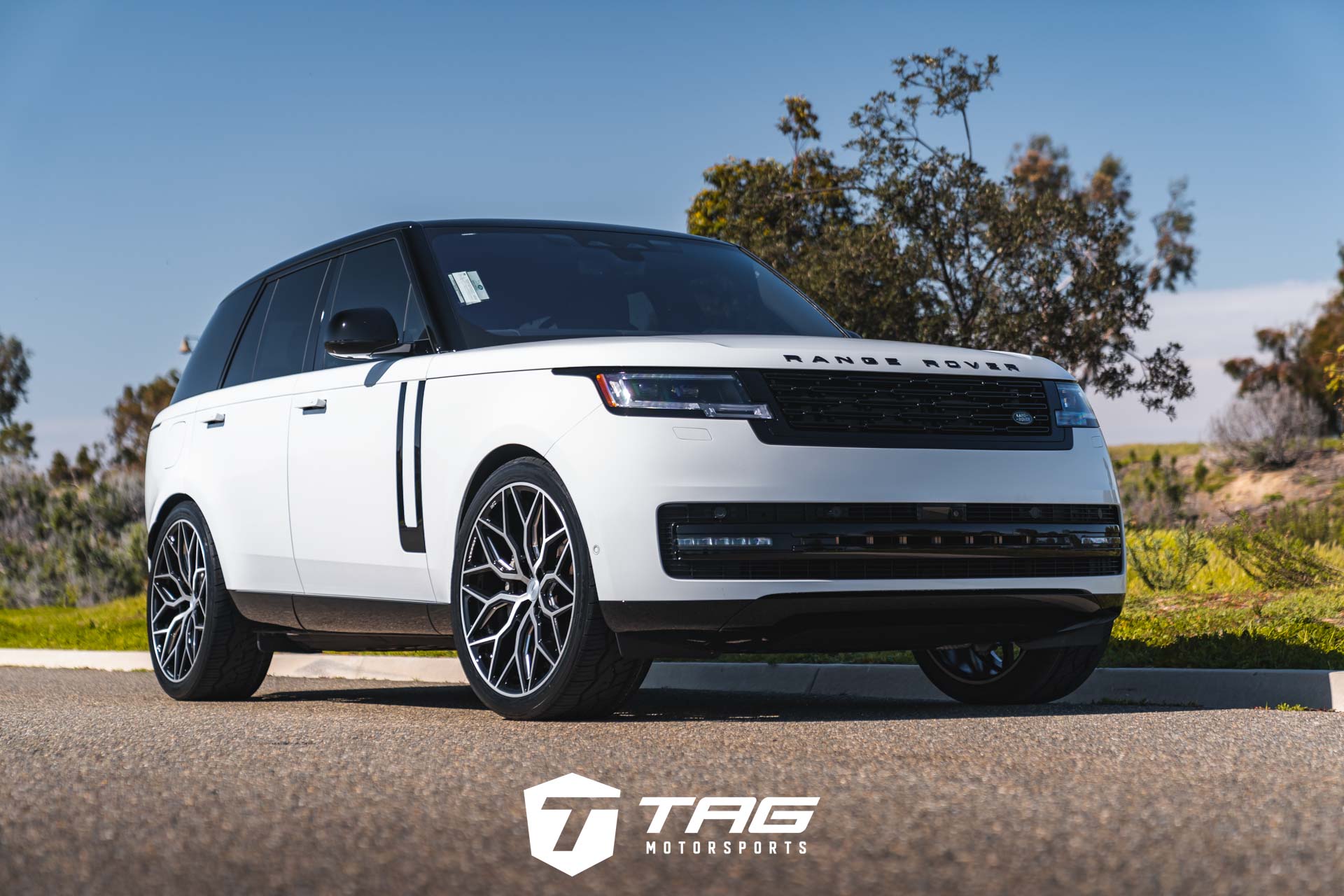 '23 Range Rover Blackout on Vossen HF-2 Wheels