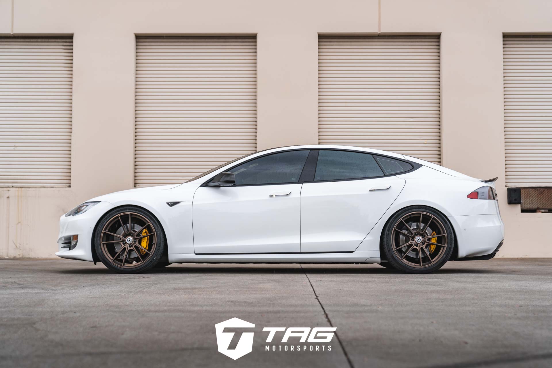 Model S on FlowForm FF04 Wheels