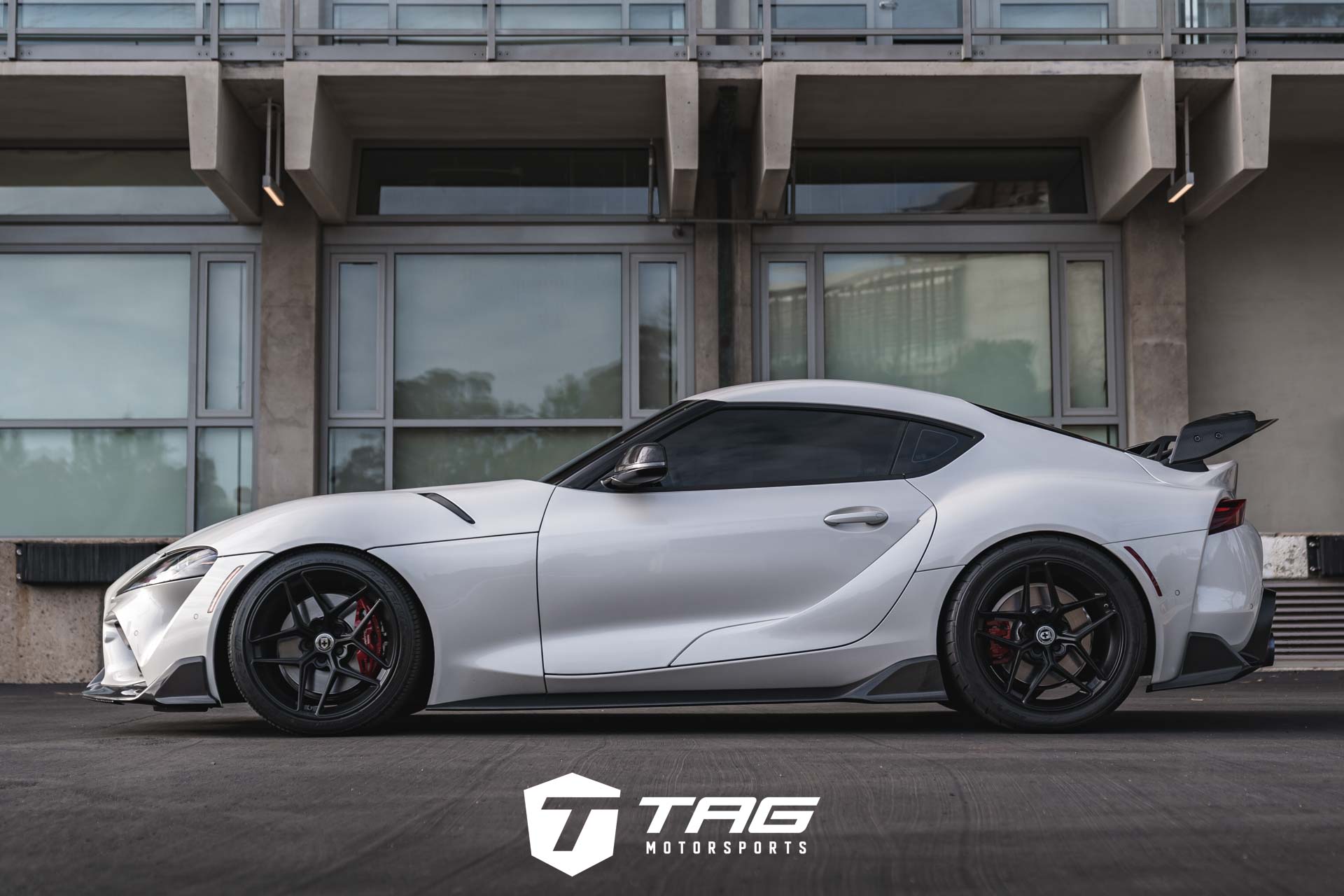 A90 Supra on Flowform FF11 Wheels | HKS