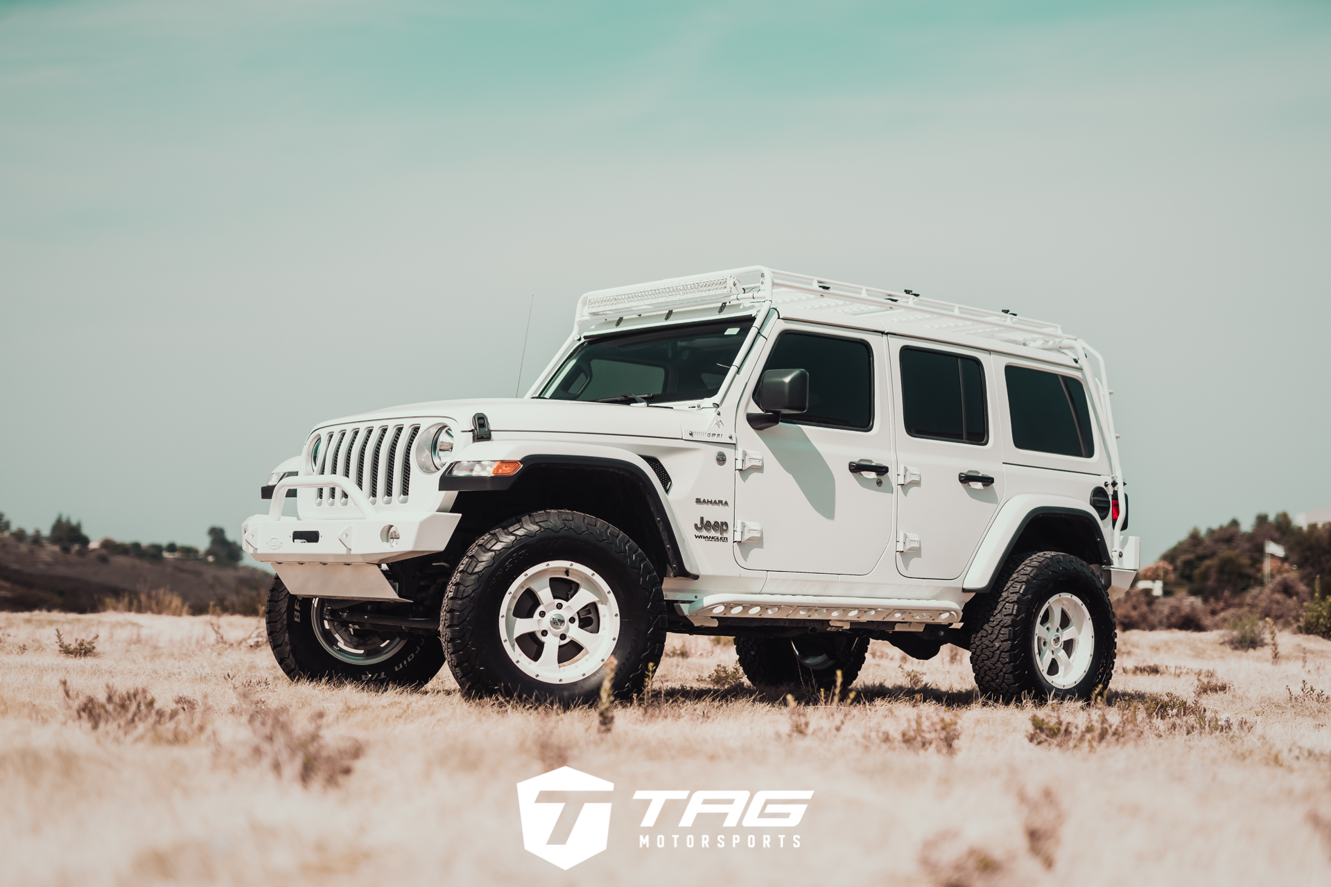 White Wrangler Sahara with Gobi Rack and Light Bar