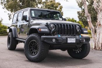 White Wrangler Sahara with Gobi Rack and Light Bar